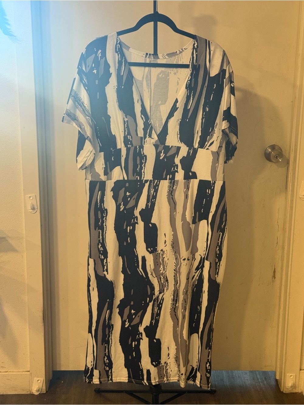 Woman’s Abstract print white black and grey V-neck Maxi Dress